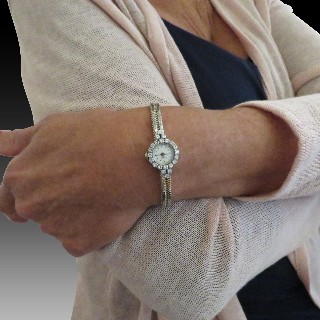 Montre Dame Augis en Or gris 18k vers 1970 avec diamants brillants. Mécanique