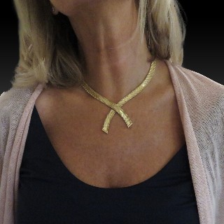 Collier Ruban croisé or jaune 18 cts massif vers 1960 . Poids : 54,0 grs . 