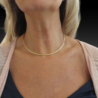 Collier Stern Maille Omega or jaune 18 cts massif brossé . Poids :15,10 grs . 42cm