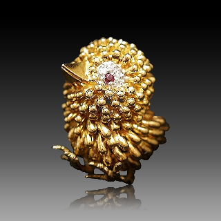 Broche "Poussin" Or 18k massif avec Diamants et rubis Vers 1975.