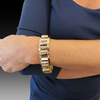 Bracelet Tank vers 1940 en or 18 carats 2 tons. Poids : 50,40 Grs . 19 cm