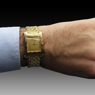 Montre Boucheron "Reflet" homme grand modèle à quartz en or jaune 18k . Montre Boucheron "Reflet" homme grand modèle à quartz en or jaune 18k .