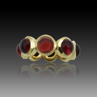 Alliance or jaune 18k avec grenats cabochons . Taille 51.