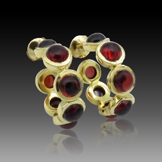 Boucles d'oreilles or jaune 18k massif avec grenats cabochons .  