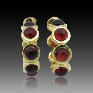 Boucles d'oreilles or jaune 18k massif avec grenats cabochons .  