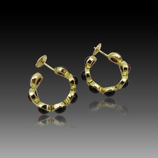Boucles d'oreilles or jaune 18k massif avec grenats cabochons . Boucles d'oreilles or jaune 18k massif avec grenats cabochons .