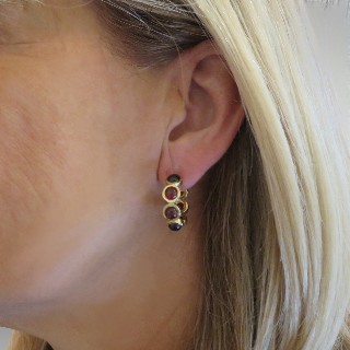 Boucles d'oreilles or jaune 18k massif avec grenats cabochons . Boucles d'oreilles or jaune 18k massif avec grenats cabochons .