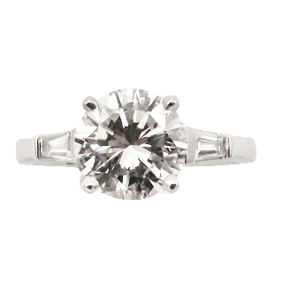 Solitaire diamant de 1.73 Cts . H/VS1 . en or gris 18k, Certificat HRD. avec tapers Solitaire diamant de 1.73 Cts . H/VS1 . en or gris 18k, Certificat HRD. avec tapers