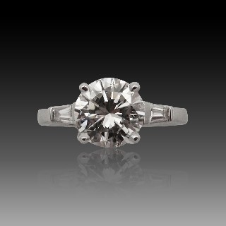 Solitaire diamant de 1.73 Cts . H/VS1 . en or gris 18k, Certificat HRD. avec tapers 