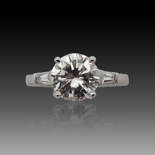 Solitaire diamant de 1.73 Cts . H/VS1 . en or gris 18k, Certificat HRD. avec tapers Solitaire diamant de 1.73 Cts . H/VS1 . en or gris 18k, Certificat HRD. avec tapers