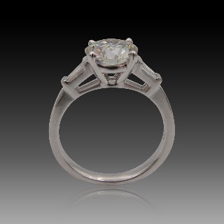 Solitaire diamant de 1.73 Cts . H/VS1 . en or gris 18k, Certificat HRD. avec tapers Solitaire diamant de 1.73 Cts . H/VS1 . en or gris 18k, Certificat HRD. avec tapers