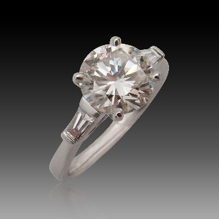 Solitaire diamant de 1.73 Cts . H/VS1 . en or gris 18k, Certificat HRD. avec tapers 