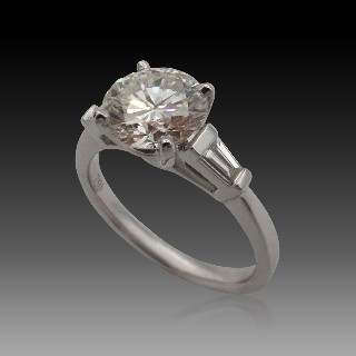 Solitaire diamant de 1.73 Cts . H/VS1 . en or gris 18k, Certificat HRD. avec tapers 