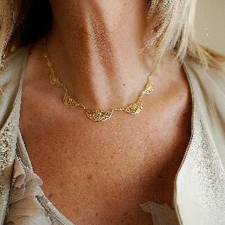 Collier Draperie vers 1910 en or jaune 18k . Poids: 11.90 gr