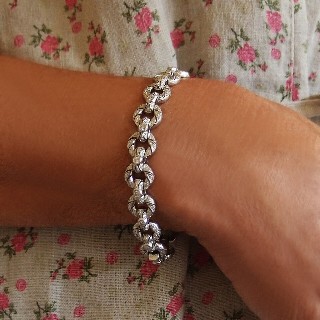 Bracelet articulé en or gris 18 Cts avec 221 diamants .total : 2.2 cts