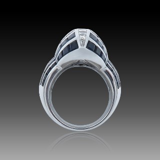 Bague en Or Gris 18 K avec Saphirs calibrés et Diamants brillants.Taille 48-49.