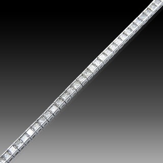 Bracelet ligne en or gris 18 Cts avec 80 diamants princesses H/VS  Total : 3,0 Cts