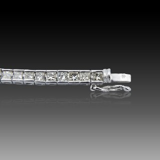 Bracelet ligne en or gris 18 Cts avec 80 diamants princesses H/VS  Total : 3,0 Cts