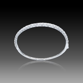 Bracelet rigide ouvrant en or gris 18k sertis de 29 diamants brillants.