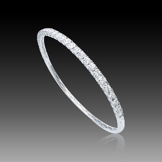 Bracelet rigide ouvrant en or gris 18k sertis de 29 diamants brillants.