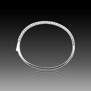 Bracelet rigide ouvrant en or gris 18k sertis de 29 diamants brillants.