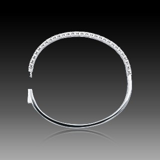 Bracelet rigide ouvrant en or gris 18k sertis de 29 diamants brillants.