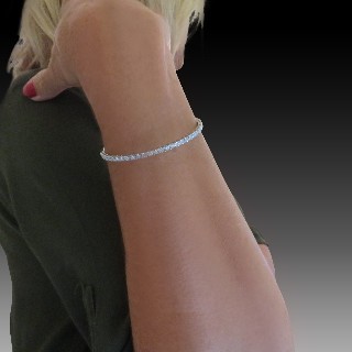 Bracelet rigide ouvrant en or gris 18k sertis de 29 diamants brillants.