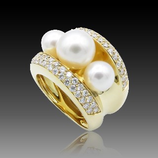 Bague Poiray "Fidji" en Or jaune 18k avec Perles Akoya et diamants. Taille 54