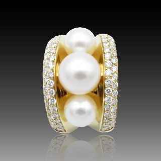 Bague Poiray "Fidji" en Or jaune 18k avec Perles Akoya et diamants. Taille 54