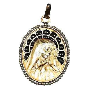 Médaille Art Nouveau de la vierge Email et Perles fines en or jaune 18k.