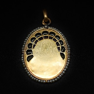 Médaille Art Nouveau de la vierge Email et Perles fines en or jaune 18k.