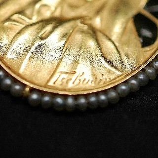 Médaille Art Nouveau de la vierge Email et Perles fines en or jaune 18k.