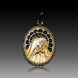 Médaille Art Nouveau de la vierge Email et Perles fines en or jaune 18k.