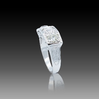 Bague Art Déco Trilogie en platine avec 1,80 Cts de Diamants taille ancienne