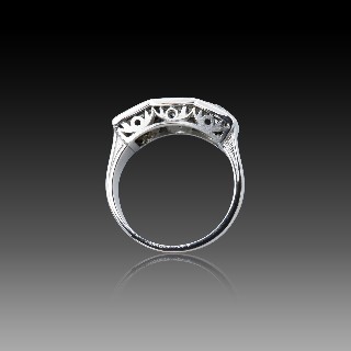 Bague Art Déco Trilogie en platine avec 1,80 Cts de Diamants taille ancienne