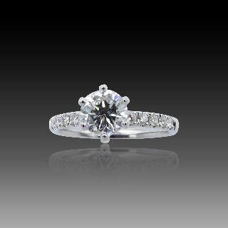 Solitaire en Or gris 18 Cts avec Diamant brillant 0,85 Cts E-VS2 + 0,18 Cts