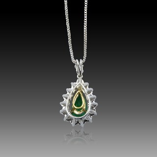 Collier Pendentif Or Gris 18k avec Diamants et Emeraude poire