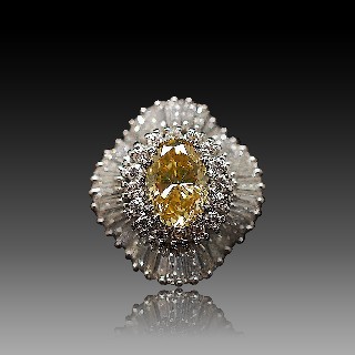 Bague en or gris 18k avec un Diamant Ovale Fancy de 2.29 Cts et + 2.50 Cts autour.