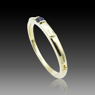 Bracelet Chaumet rigide ouvrant Or jaune 18k "GIOIA" avec Iolite . 