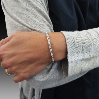 Bracelet ouvrant rigide en or gris 18 Cts avec émeraudes et diamants brillants .