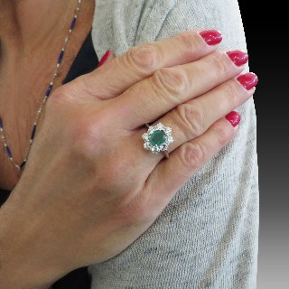 Bague "Entourage" Or gris 18K, Emeraude et Diamants