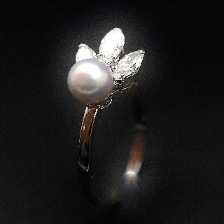 Bague en or gris 18k avec perle grise et Diamants Navettes .Taille 52