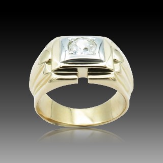 Chevalière en or jaune 18k et platine avec diamant taille ancienne vers 1950 Chevalière en or jaune 18k et platine avec diamant taille ancienne vers 1950
