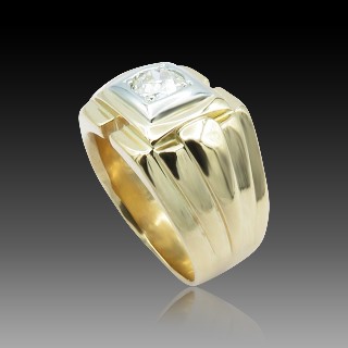 Chevalière en or jaune 18k et platine avec diamant taille ancienne vers 1950 Chevalière en or jaune 18k et platine avec diamant taille ancienne vers 1950