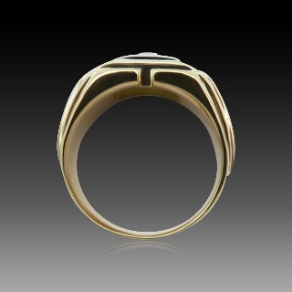 Chevalière en or jaune 18k et platine avec diamant taille ancienne vers 1950 Chevalière en or jaune 18k et platine avec diamant taille ancienne vers 1950
