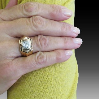 Chevalière en or jaune 18k et platine avec diamant taille ancienne vers 1950 Chevalière en or jaune 18k et platine avec diamant taille ancienne vers 1950