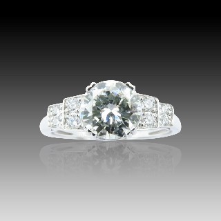 Solitaire en Or gris 18 Cts avec Diamant brillant 1,16 Cts H-VS2 + 0,12 Cts