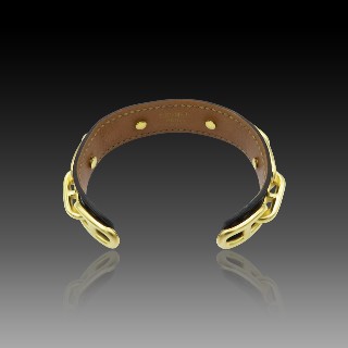 Bracelet Hermes Métal Doré Rigide ouvert avec cuir noir .