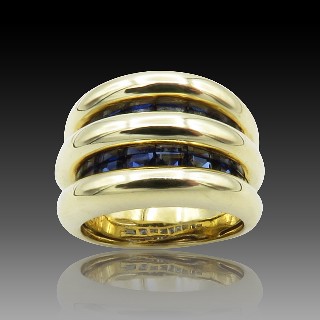 Bague en Or jaune 18k avec Saphirs Calibrés . Taille 50-51 .