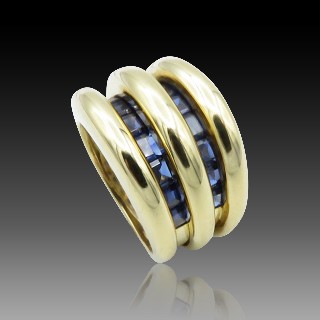 Bague en Or jaune 18k avec Saphirs Calibrés . Taille 50-51 .